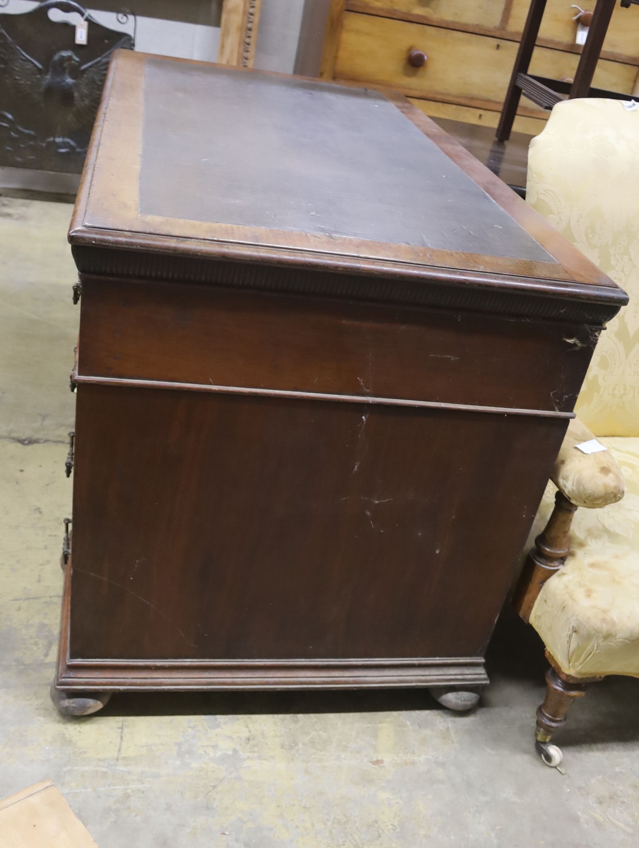 An Edwardian walnut pedestal desk, length 122cm, depth 68cm, height 78cm